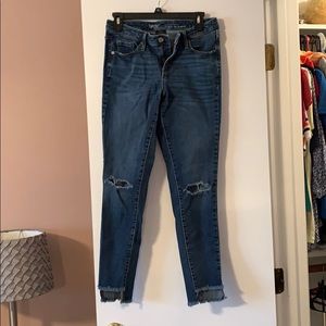 Frayed hem skinny jeans